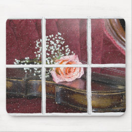 濡れた窓の中のバイオリンのバラ マウスパッド