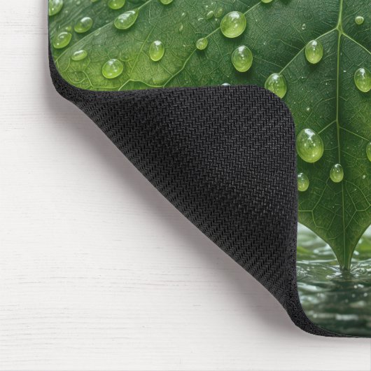 濡れた葉の下のネズミ マウスパッド (コーナー)