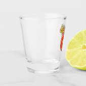 火おもしろいの上のスパイシーなチリ ショットグラス (左)