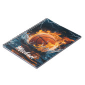 火とパーソナライズされた水の上にバスケットボールのボール ノートブック (左側)