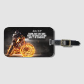 火とヨハネ10:10節を持つオートバイのライダー ラゲッジタグ (正面横)