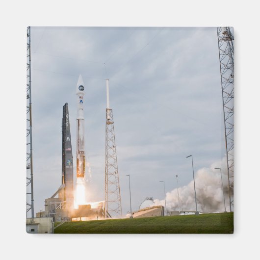 火と煙は離陸を示す マグネット (正面)