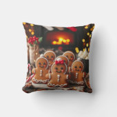 火のそばのジンジャーブレッド一家 クッション (正面)