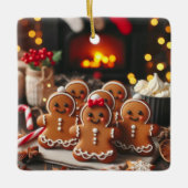 火のそばのジンジャーブレッド一家 セラミックオーナメント (正面)