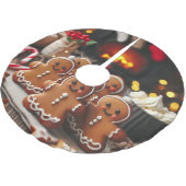 火のそばのジンジャーブレッド一家 ブラッシュドポリエステルツリースカート (アングル)