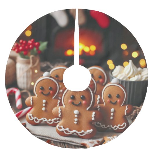 火のそばのジンジャーブレッド一家 ブラッシュドポリエステルツリースカート (正面)