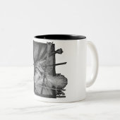 火のマグの下の魔法使い ツートーンマグカップ (正面右)