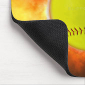 火の上に滑りやすいジョーのソフトボール炎のファイアボールラス マウスパッド (コーナー)