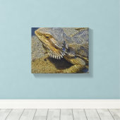 火の下で生きる – Bearded Dragon キャンバスプリント (インサイチュ (ウッドフロア))