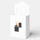 火の付いた開いたシガレットライター フェイバーボックス (オープン)