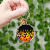 火の炎を競争させているクラシックなオレンジ キーホルダー (手)