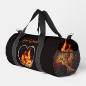 火の燃える炎の写真ブラックのハート ダッフルバッグ (右コーナー)