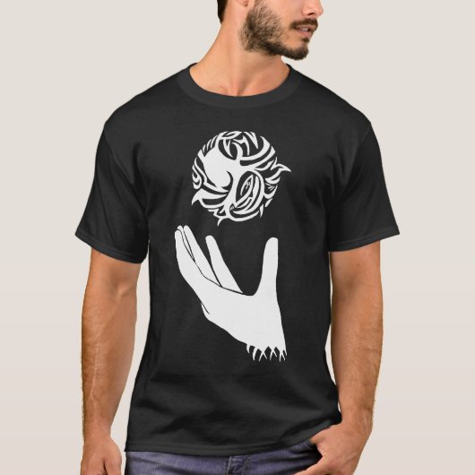 火の種族の入れ墨と遊ぶこと Tシャツ (正面)