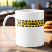 火の線は黄色のコーヒーマグストライプを交差しない コーヒーマグカップ