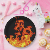 火は使い捨て可能な紙皿を炎にあてます ペーパープレート (パーティー)