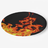 火は使い捨て可能な紙皿を炎にあてます ペーパープレート (アングル)