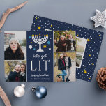 火を付けよう |ハヌカおもしろいー写真コラージュ シーズンカード<br><div class="desc">点灯する時間…（ユダヤ教）メノラーだ！ハヌカおもしろいーの写真カードは、青と白の星がアクセントの（ユダヤ教）メノラーイラストレーションの下で「照らしてみよう」を特徴としている。コラージュお気に入りのレイアウトに4枚の写真を追加し、名前とハヌカーの挨拶カスタムを追加。必要な写真を追加して背面をパーソナライズもしする。</div>