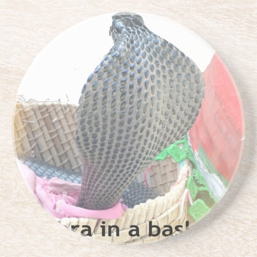 火を吐く準備ができたかごの中のコブラ コースター (正面)