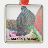 火を吐く準備ができたかごの中のコブラ メタルオーナメント (正面)