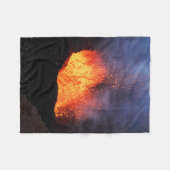 火山からの熱い溶岩の噴火の美しい概観 フリースブランケット (正面(横))