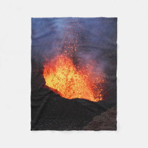 火山からの熱い溶岩の噴火の美しい概観 フリースブランケット