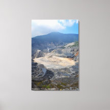 火山の山の硫黄のクレーターの風景の写真
