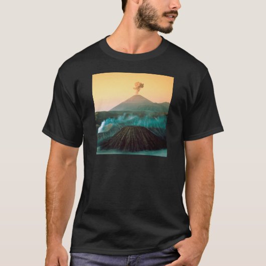 火山インドネシア人の噴火 Tシャツ (正面)