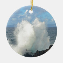 火山海岸で壊れる波