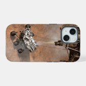 火星の地表に着陸するキュリオシティ・ローバー iPhone 15ケース (裏面横)