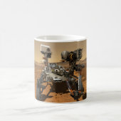 火星の表面で動作する忍耐ローバー。 コーヒーマグカップ (中央)