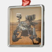 火星の表面で動作する忍耐ローバー。 メタルオーナメント (左)