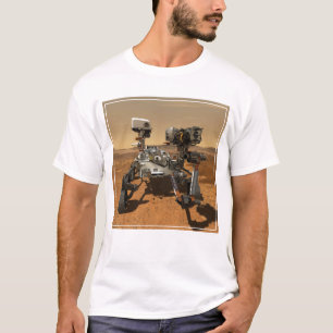 火星の表面で動作する忍耐ローバー。 Tシャツ