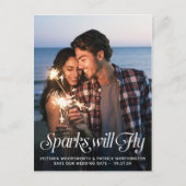 火花が飛ぶタイポグラフィ結婚式の日付を保存 案内ポストカード (正面)