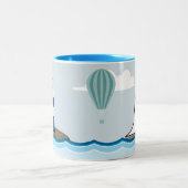 灯台およびヨットとの航海のな場面 ツートーンマグカップ (中央)