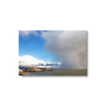 灯台と接近する嵐