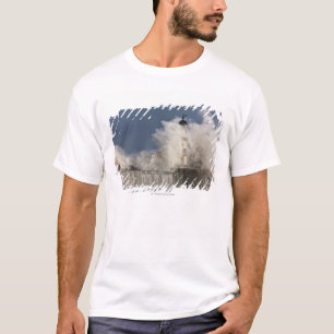灯台に対して衝突する波 Tシャツ