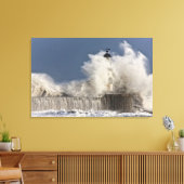 灯台に押し寄せる波 キャンバスプリント (インサイチュ (リビング))