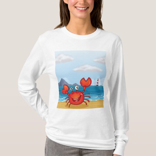 灯台のあるビーチにいる幸せなカニ Tシャツ (正面)