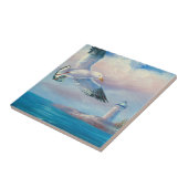 灯台の近くで飛んでいるカモメの絵画 タイル (側面)