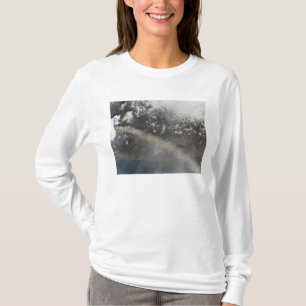 灰および蒸気は大きくうねり続けます Tシャツ