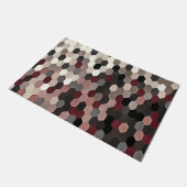 灰色およびバーガンディの秋色の六角形パターン ドアマット (アングル)