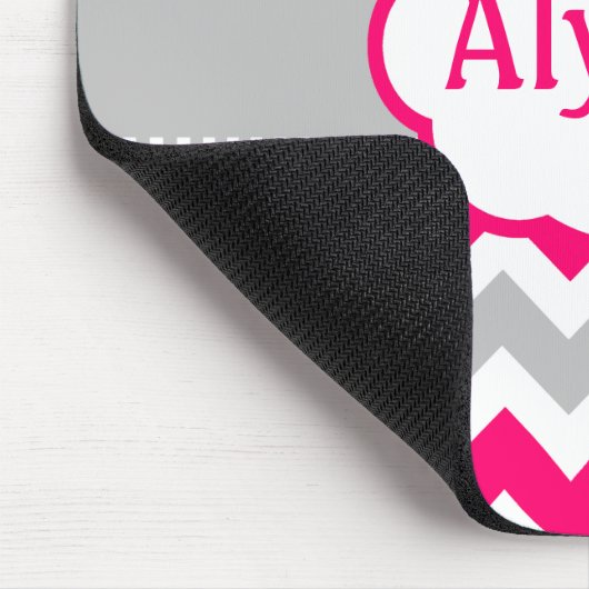 灰色およびピンクのシェブロンはパーソナライズに点を打ちます マウスパッド (コーナー)