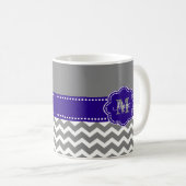 灰色および濃紺のシェブロンのパーソナライズなマグ コーヒーマグカップ (正面右)