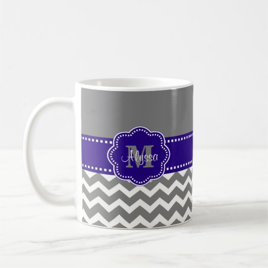 灰色および濃紺のシェブロンのパーソナライズなマグ コーヒーマグカップ (左)