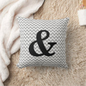 灰色および白いシェブロンのアンパーサンドの装飾用クッション クッション (ブランケット)