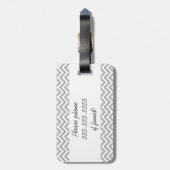 灰色および白いシェブロンのストライプな荷物のラベル ラゲッジタグ (裏面縦)