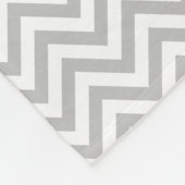 灰色および白いジグザグ形のストライプなシェブロンパターン フリースブランケット (角)