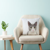 灰色および白いタキシード猫の投球 クッション (椅子)