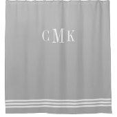 灰色および白い洗練されたストライプおよびモノグラム シャワーカーテン (正面)