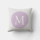 灰色および白のストライプの紫色の カスタムなモノグラム クッション (裏面)